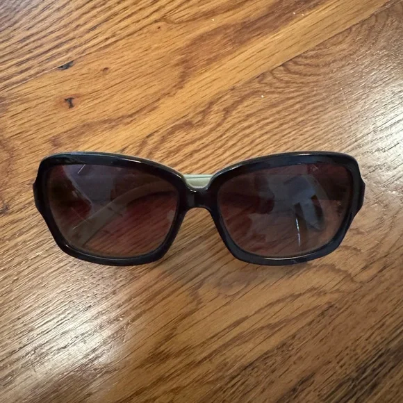 CHANEL Tortoise Sunglasses - Picture 5 of 5